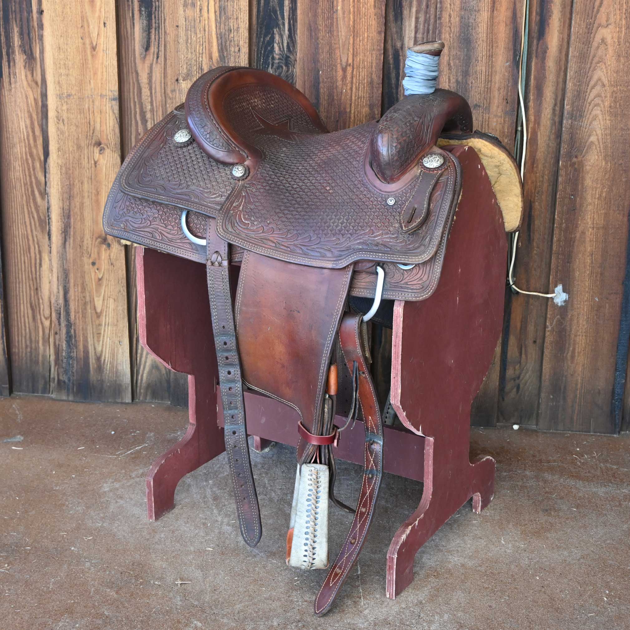 14.5" USED STRAY STAR TEAM ROPING SADDLE