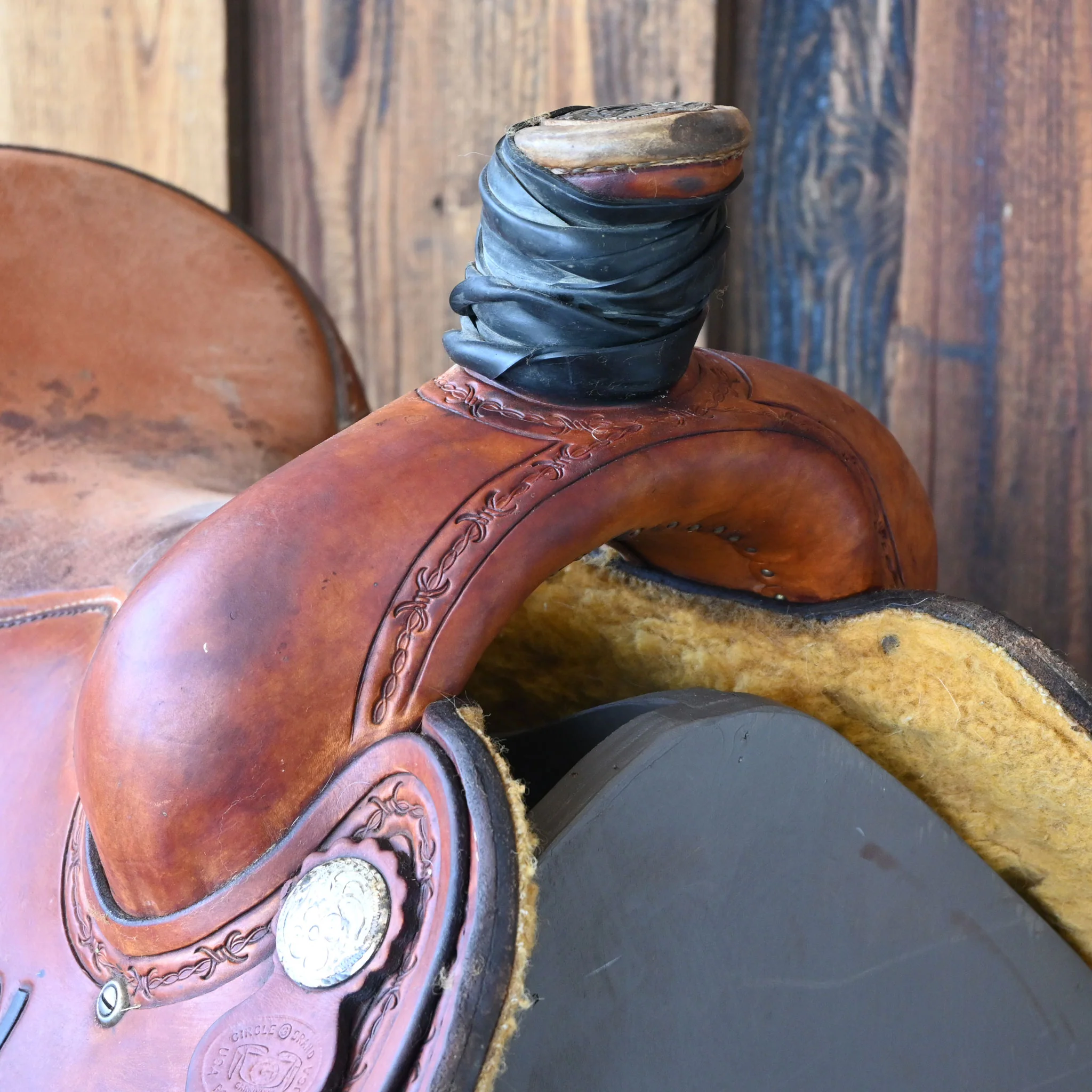 15.5" USED CIRCLE G BRAND TEAM ROPING SADDLE - Image 2
