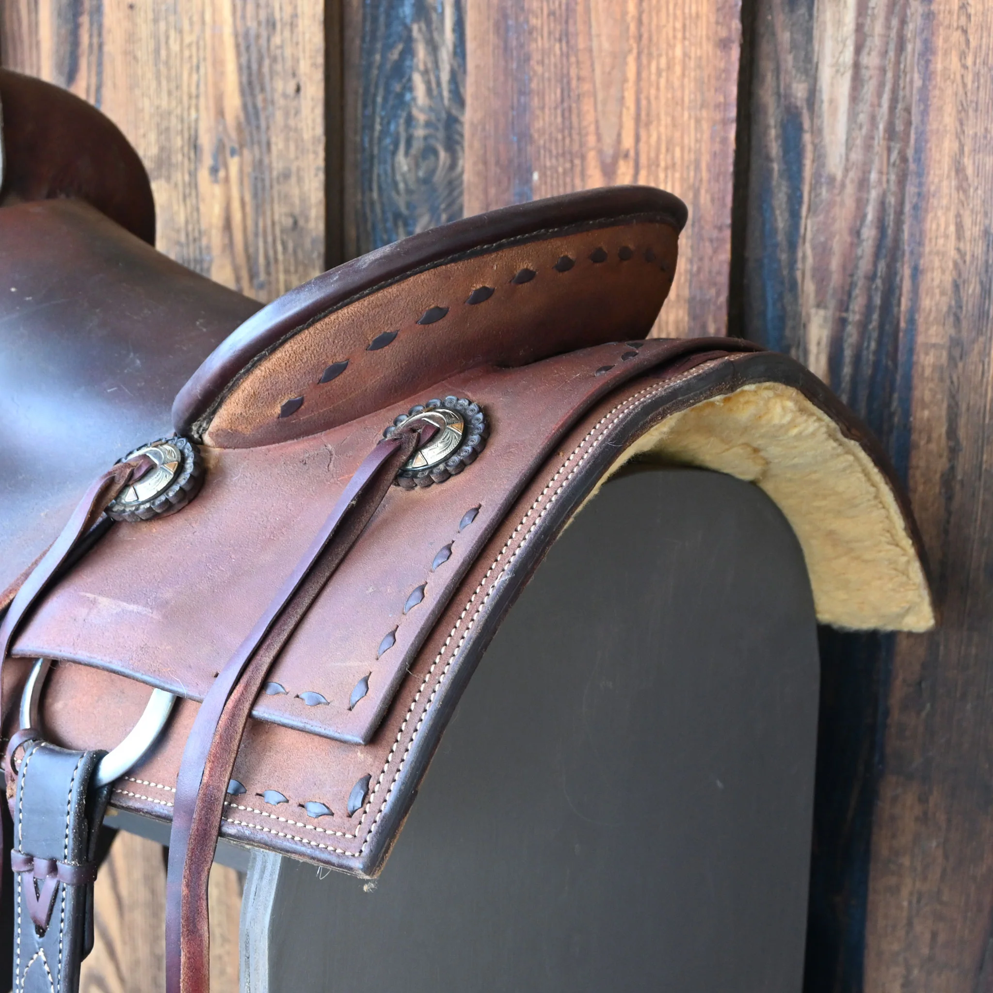 16.5" USED TM LEATHER RANCH SADDLE - Image 3