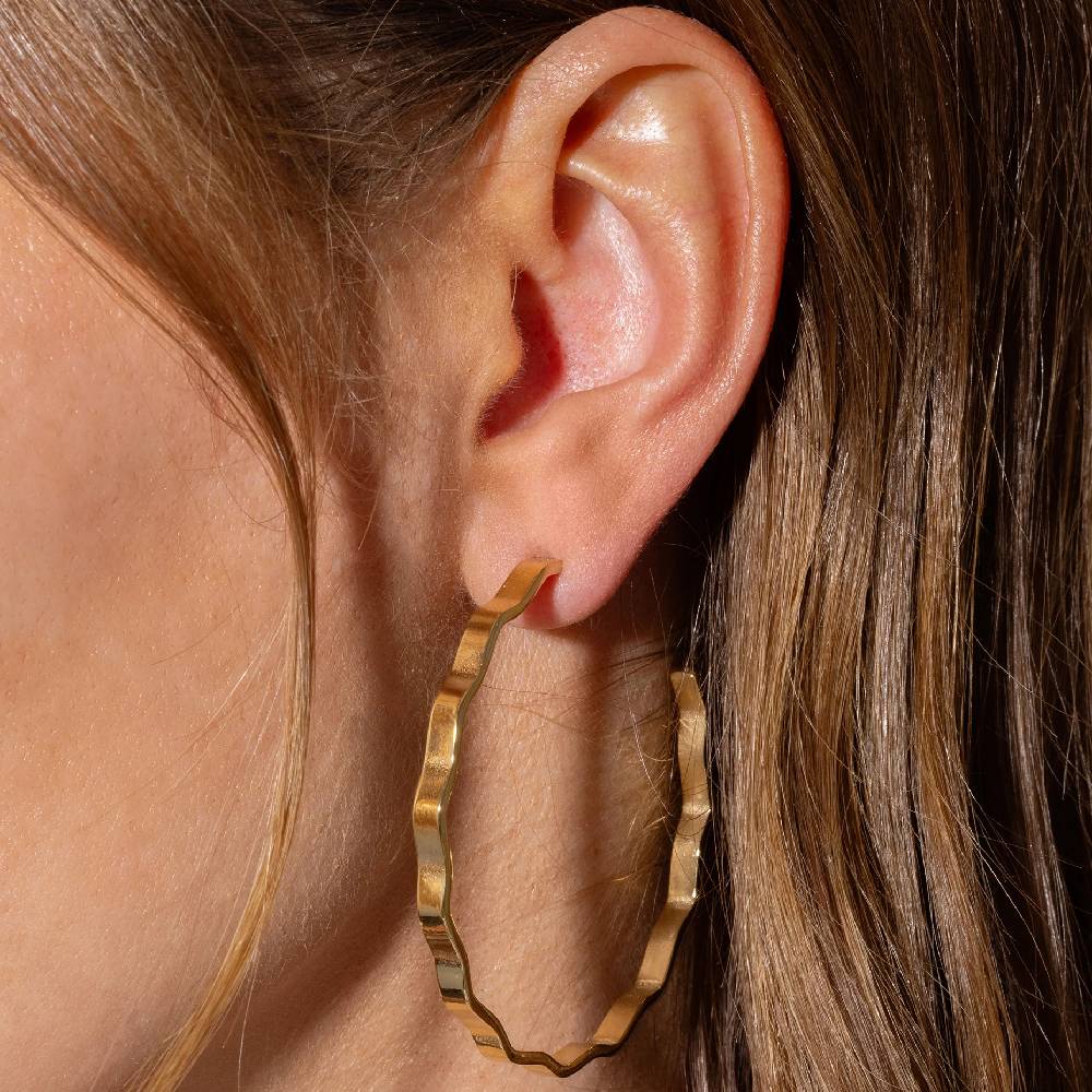Cassie Gold Wavy Hoop Earrings - Image 2