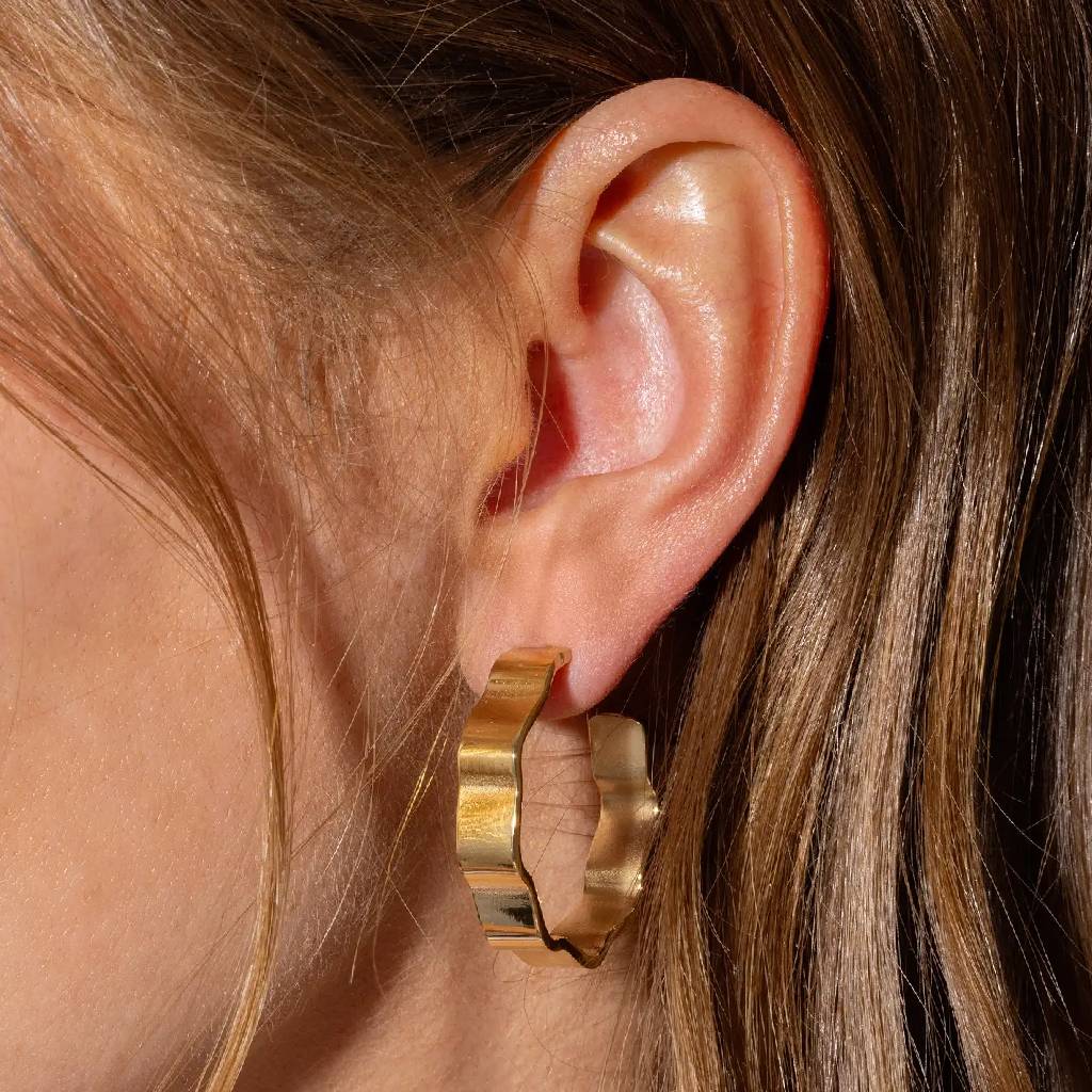 Cassie Medium Wavy Gold Hoop Earrings - Image 2