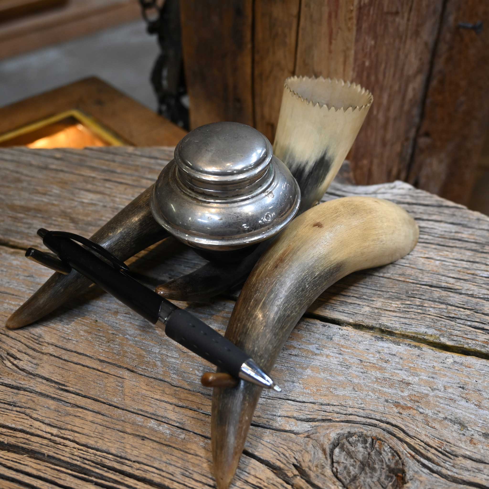 Turn of Century Cow Horn Inkwell with pen holder - Image 2