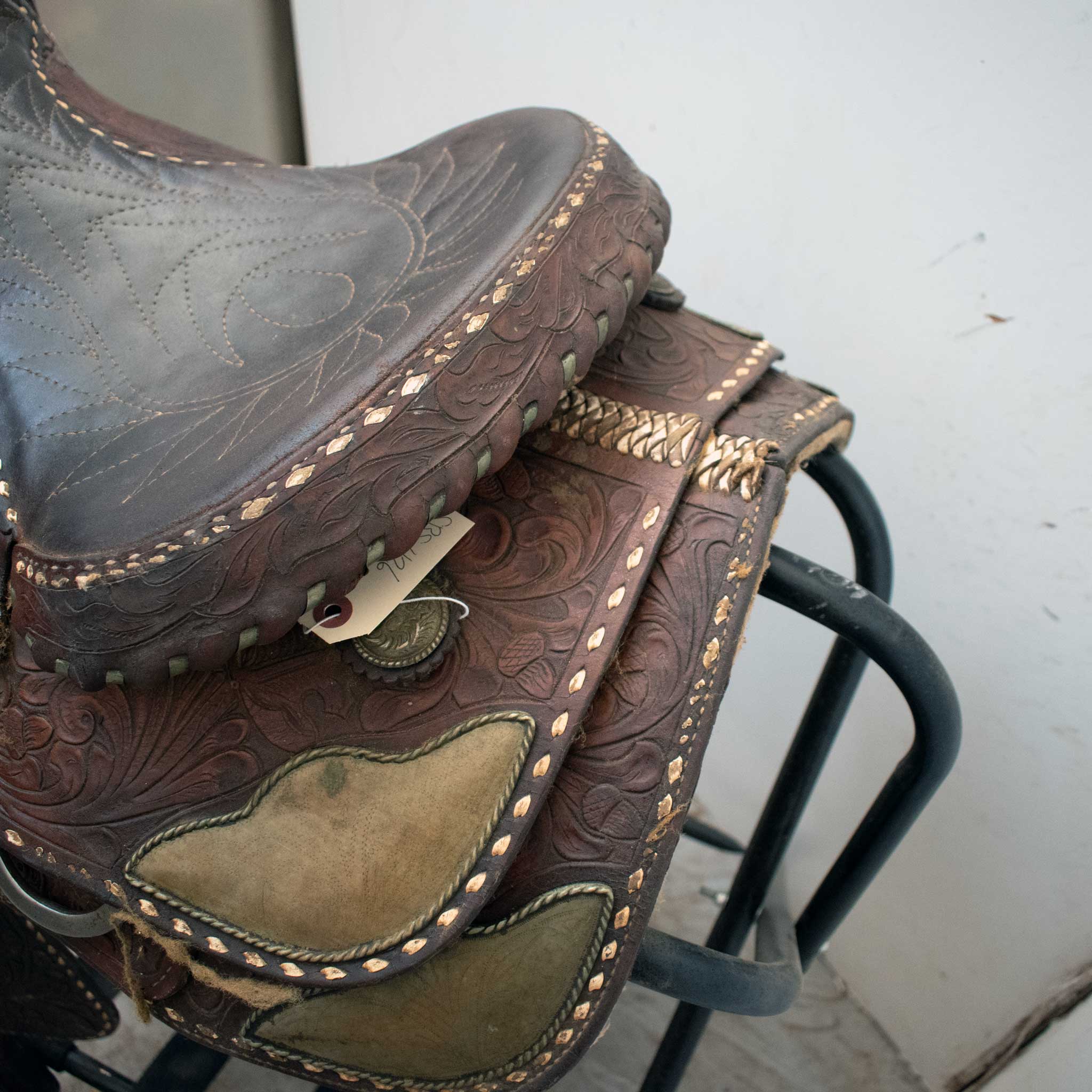 Used 15" Non-Rider Saddle Decor Only Saddle - Image 4