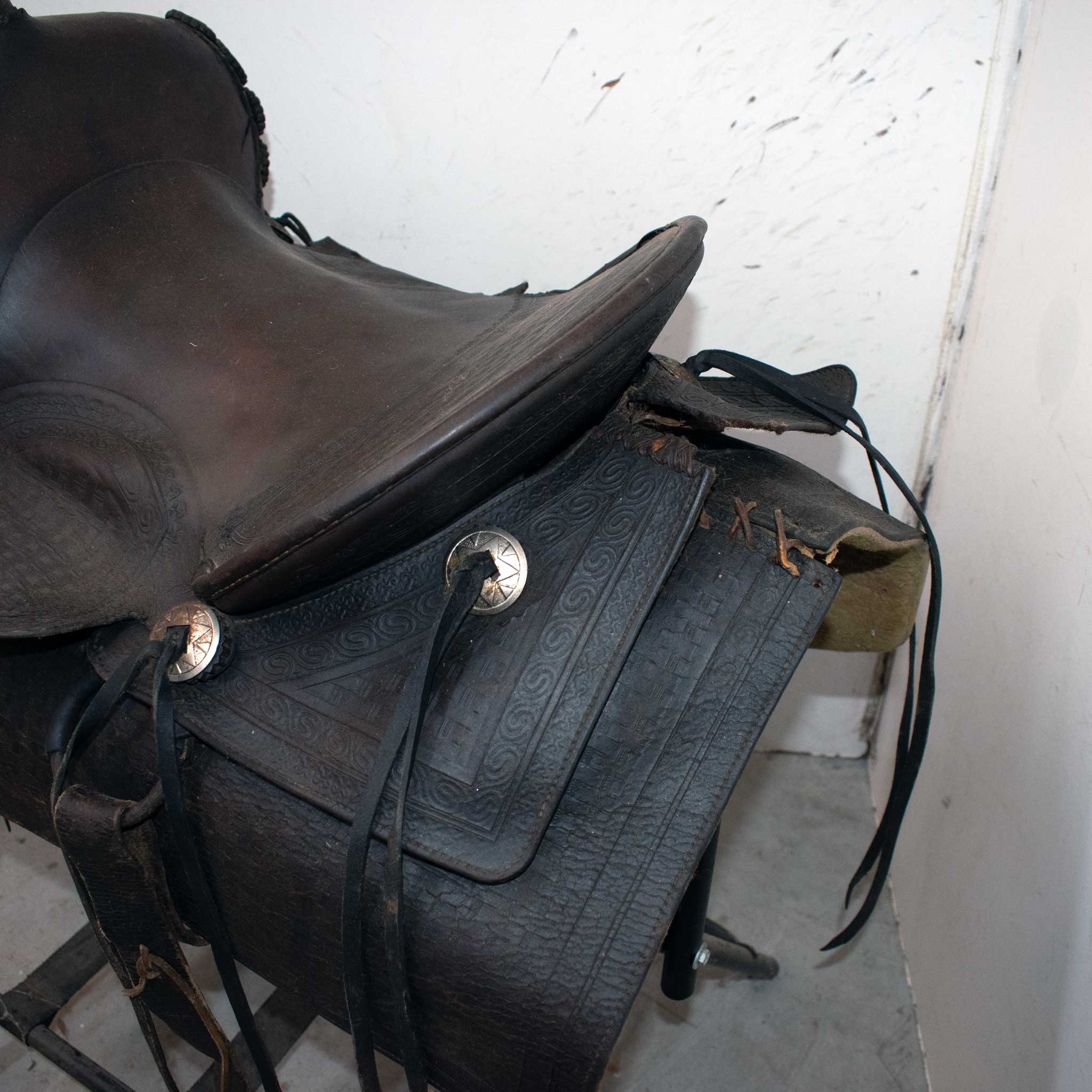 Used 15" Non-Rider Decor Only Saddle - Image 3