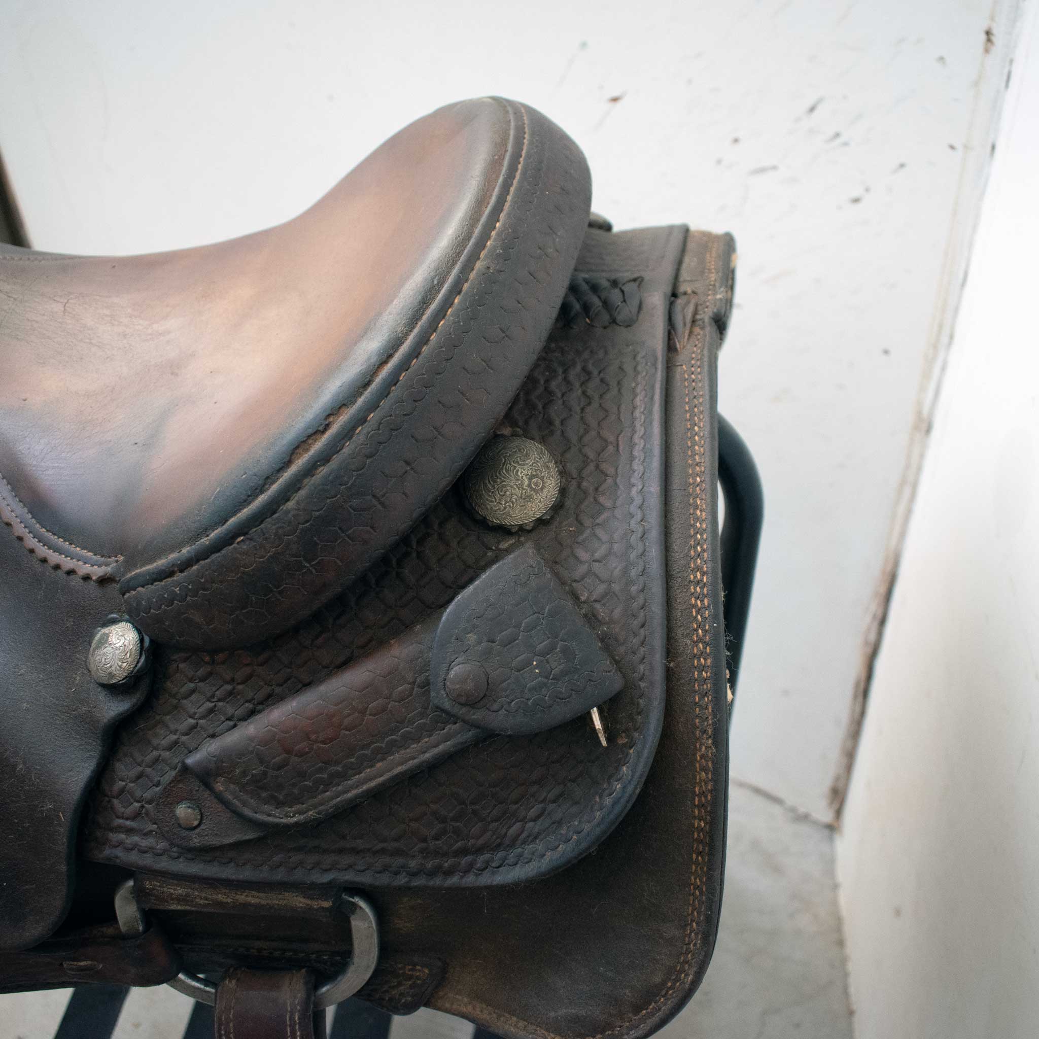Used 17" Bob Marshall Non-Rider Saddle - Image 2