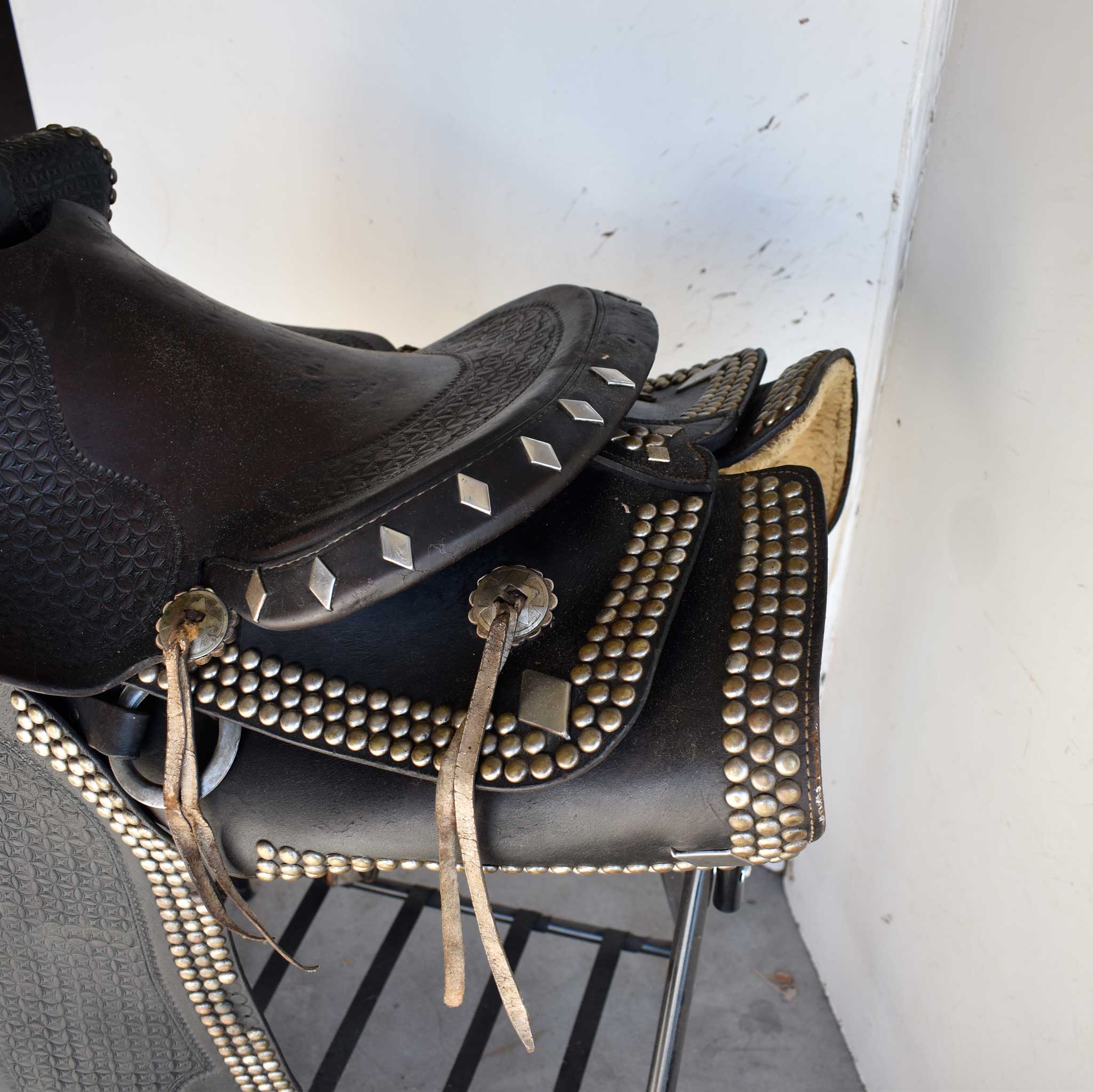 Used 15.5" Non-Rider Decor Only Saddle - Image 2