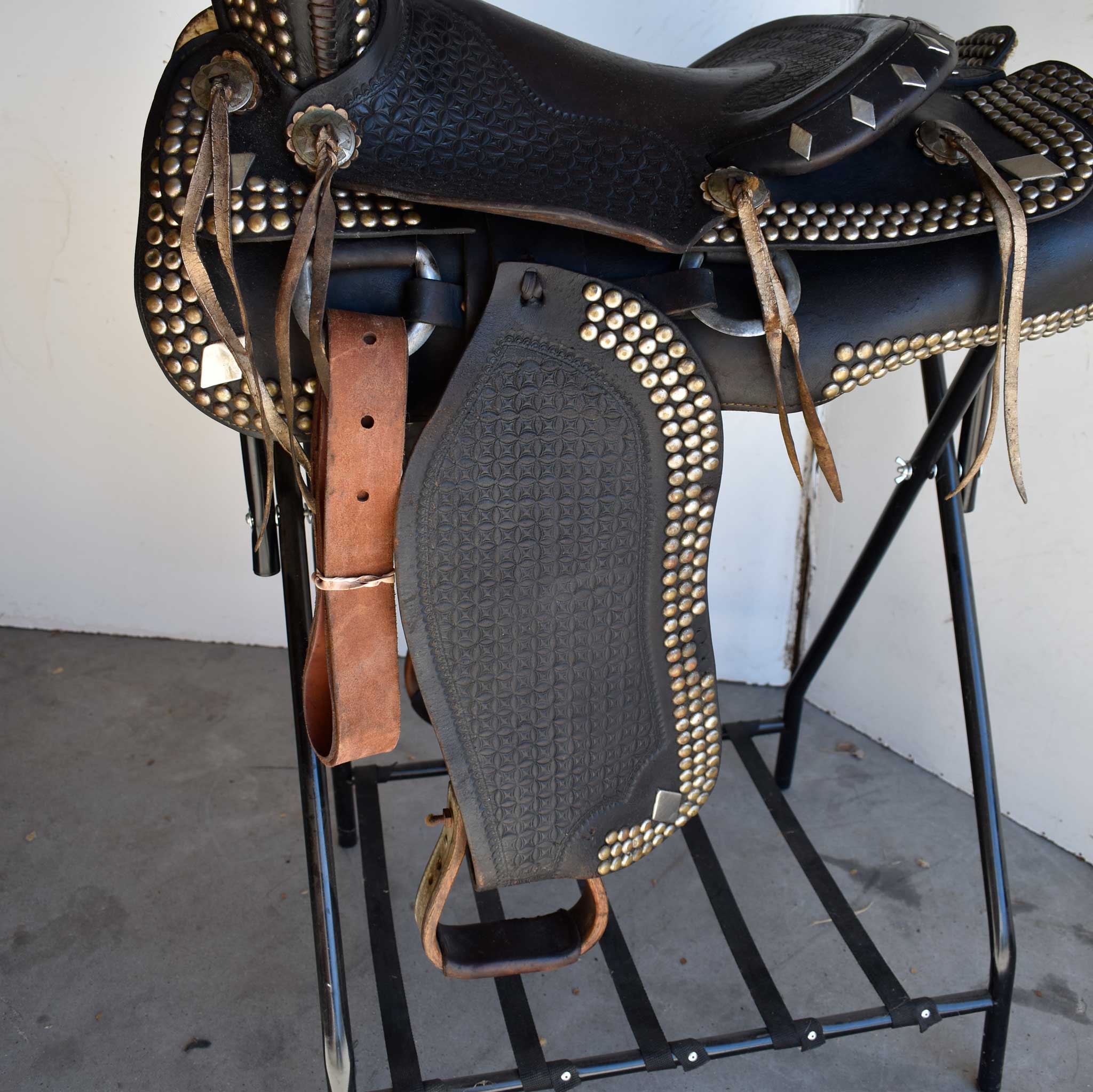 Used 15.5" Non-Rider Decor Only Saddle - Image 3