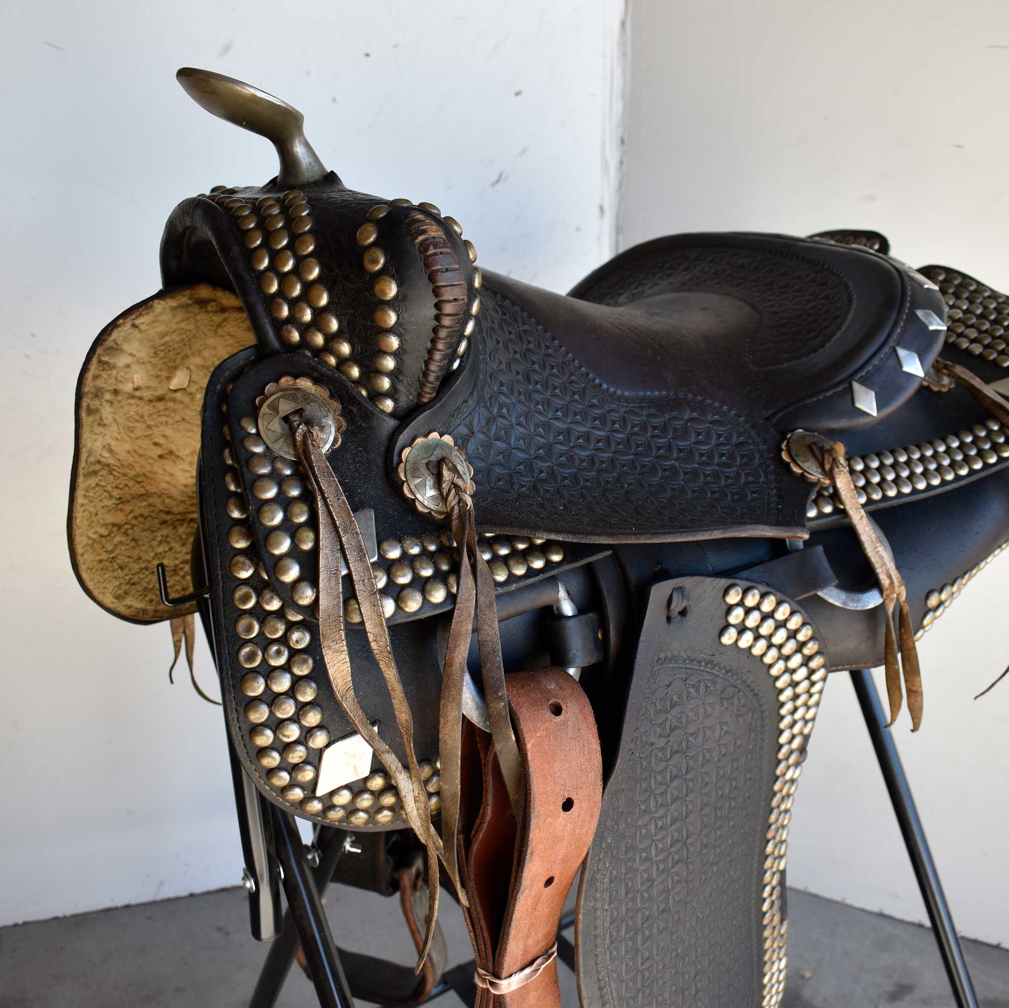 Used 15.5" Non-Rider Decor Only Saddle - Image 4
