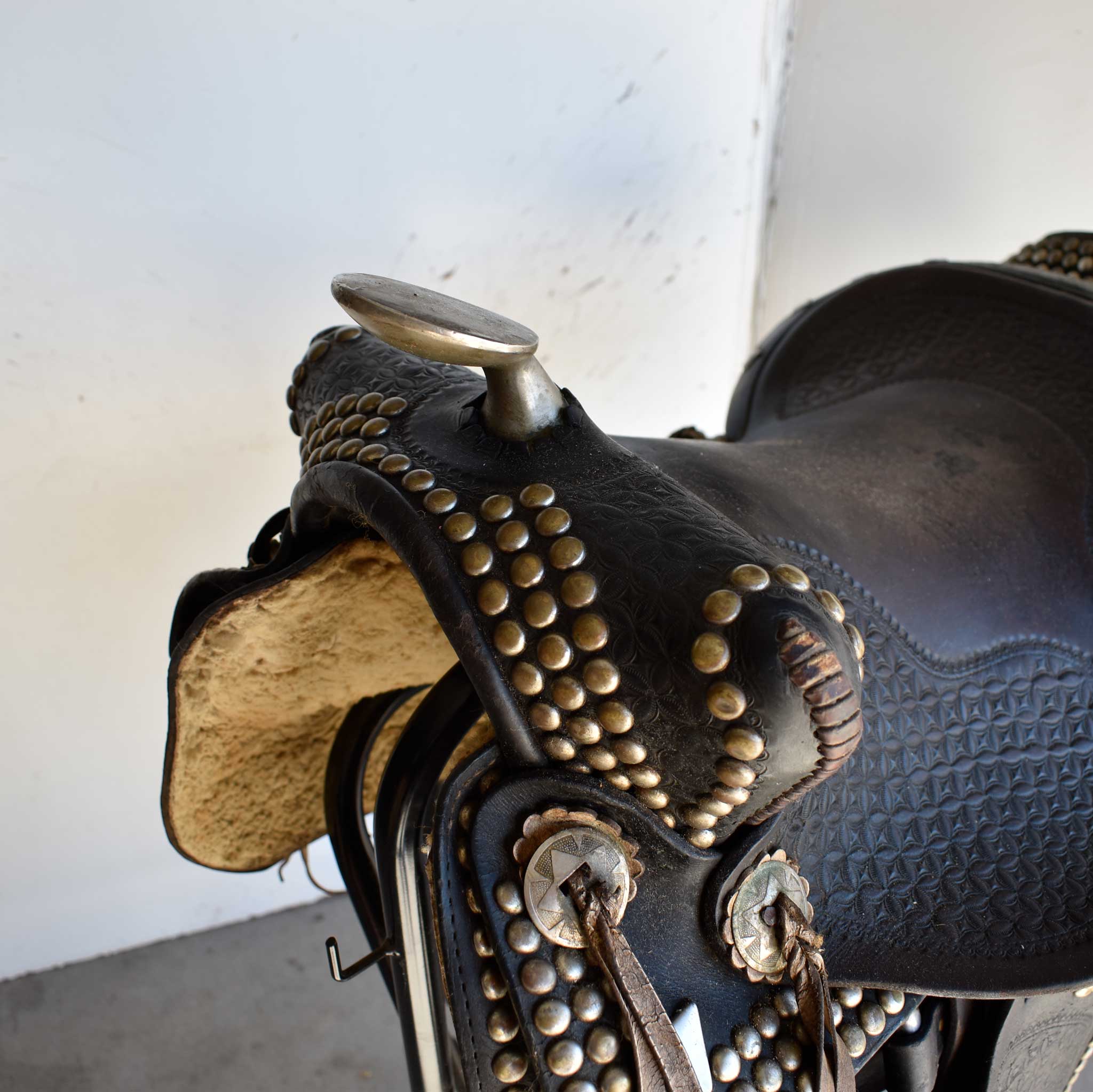 Used 15.5" Non-Rider Decor Only Saddle - Image 5