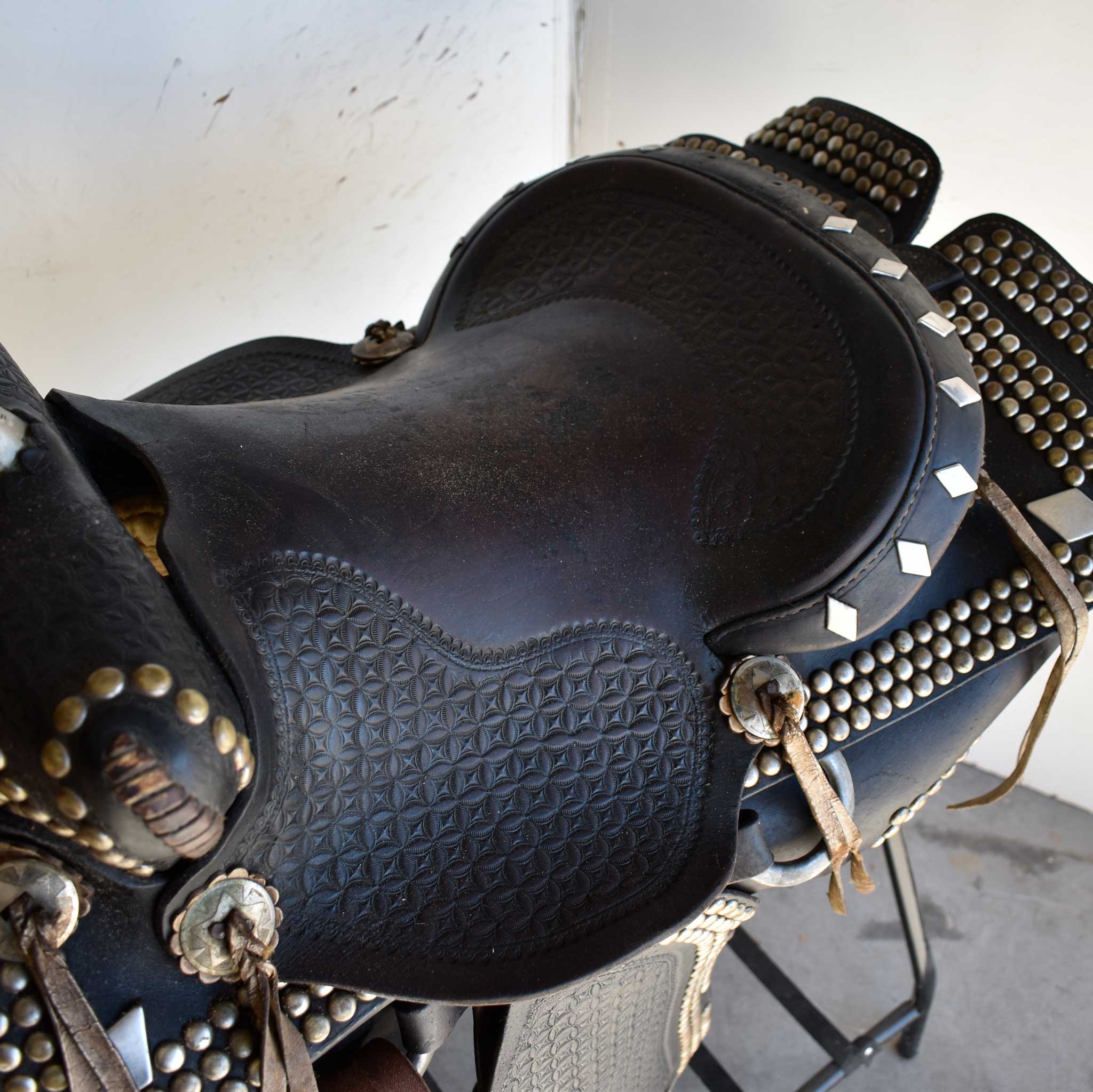 Used 15.5" Non-Rider Decor Only Saddle - Image 6