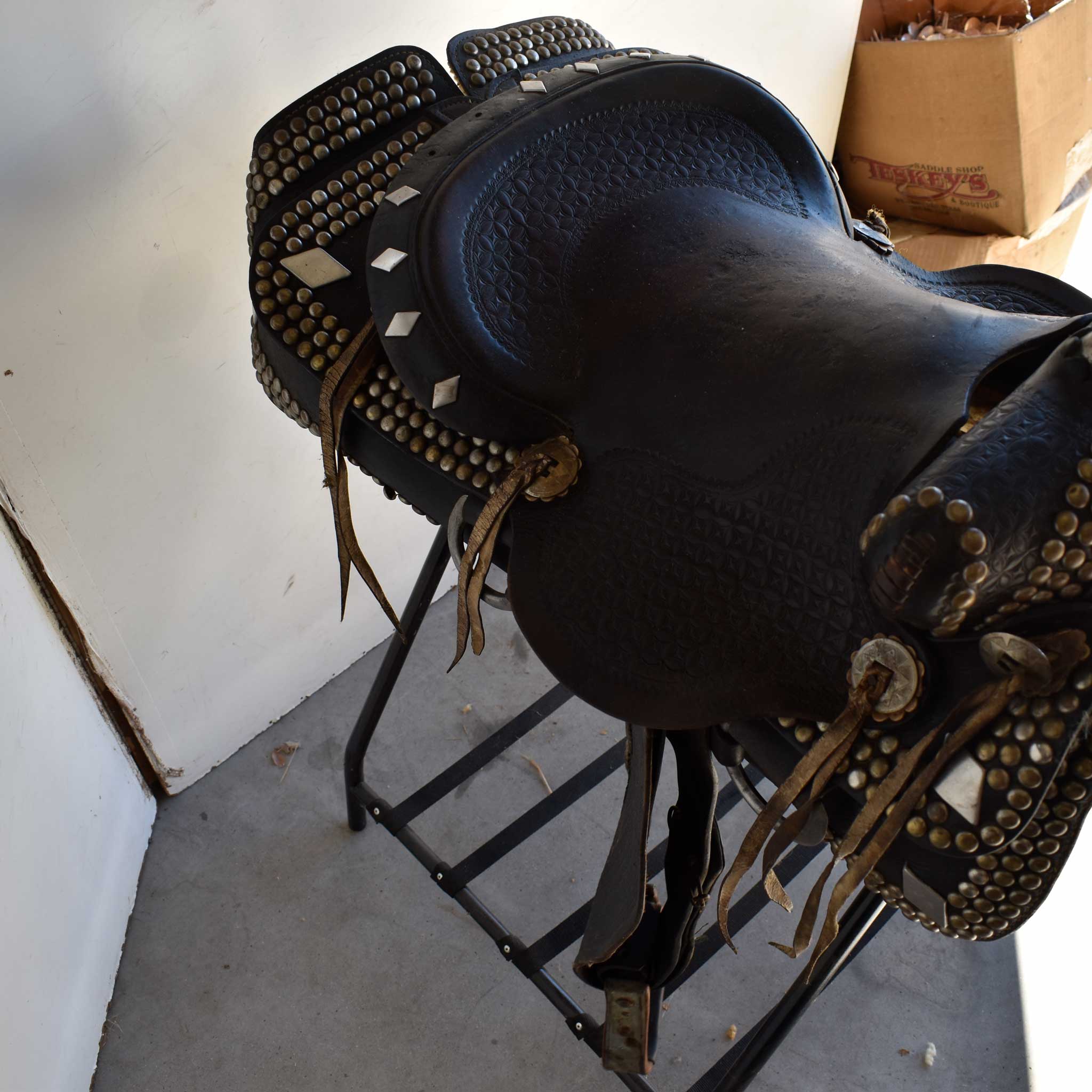 Used 15.5" Non-Rider Decor Only Saddle - Image 7