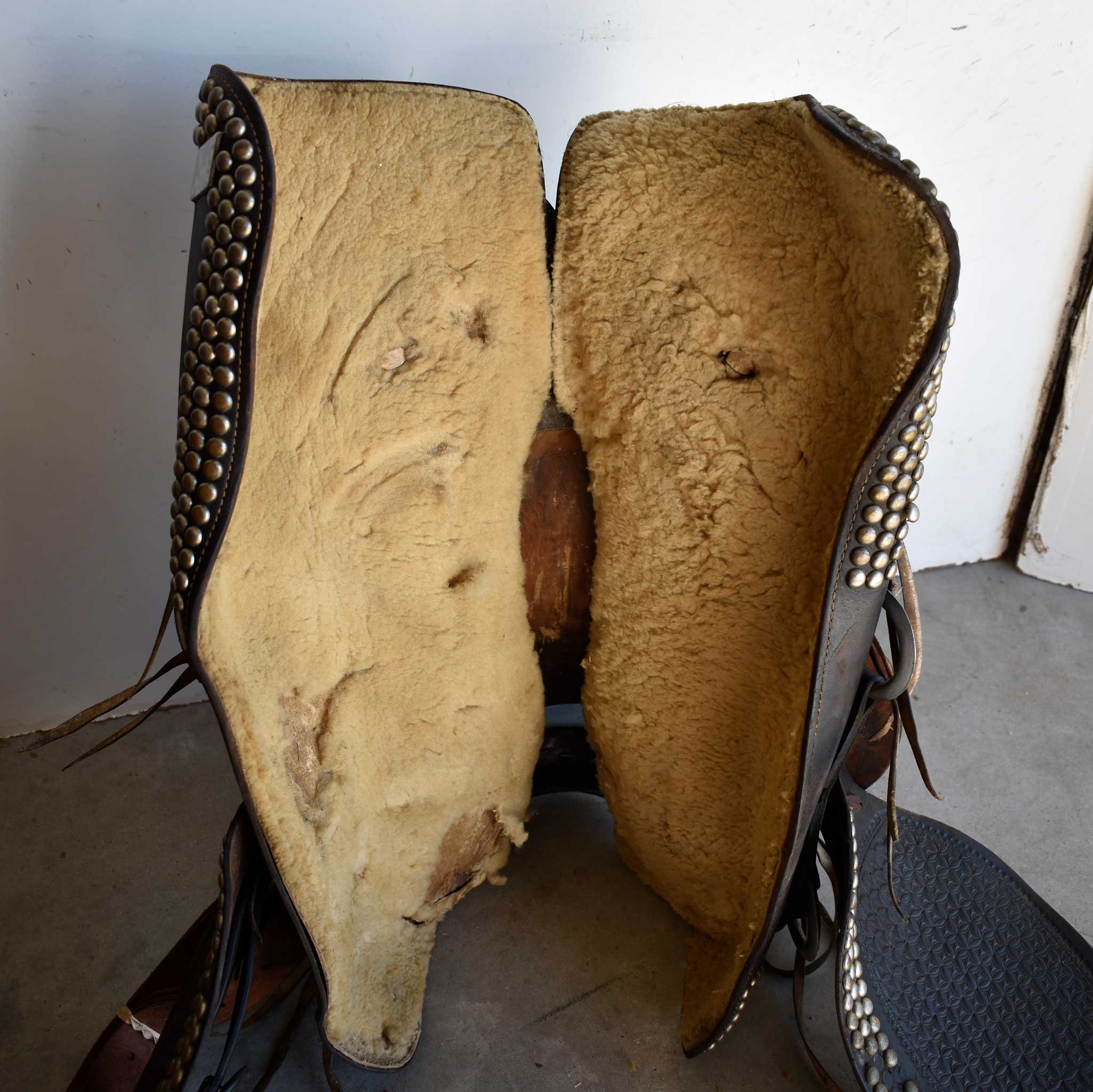 Used 15.5" Non-Rider Decor Only Saddle - Image 9