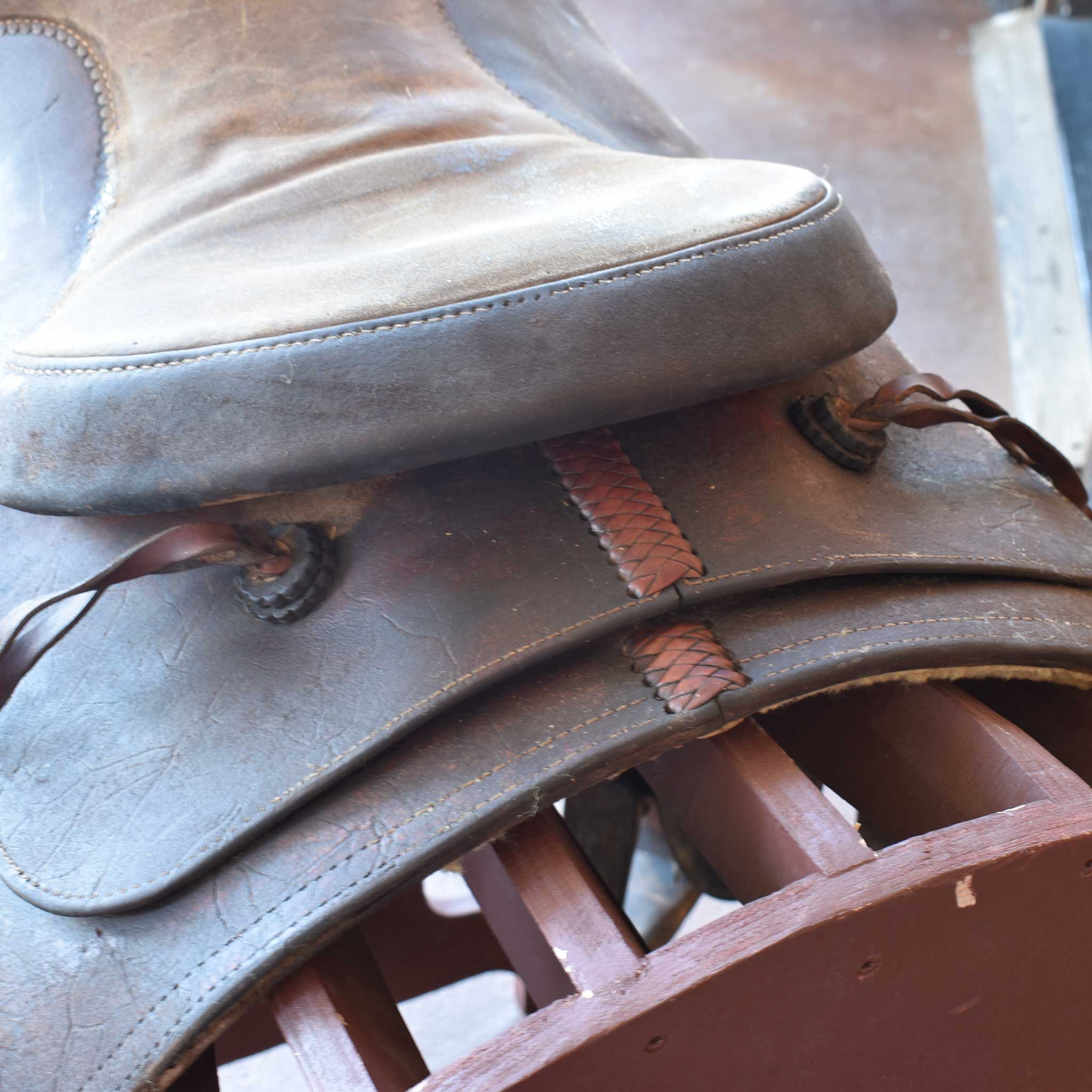 Used 15.5" Hissell Non-Rider Saddle - Image 10