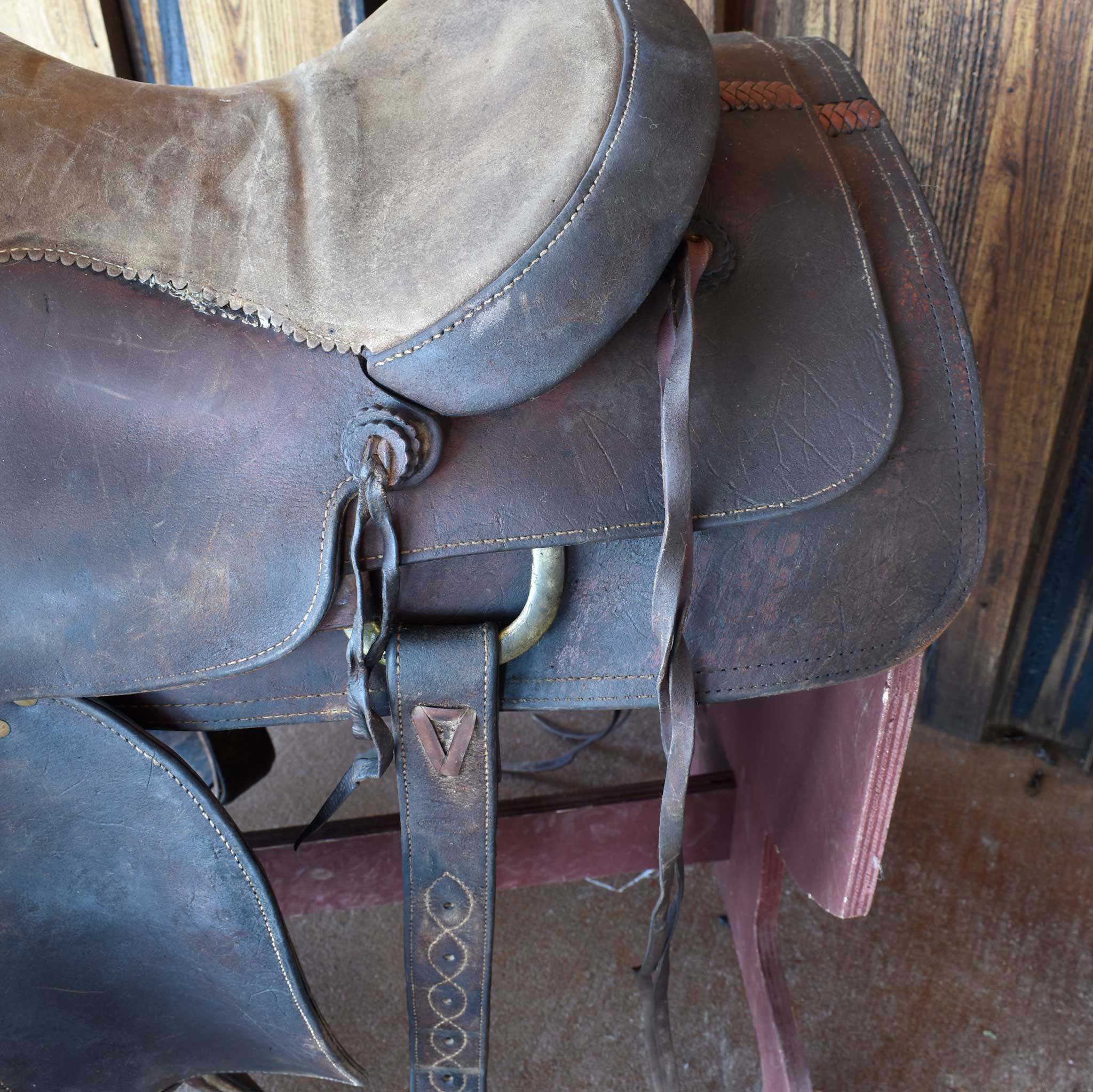 Used 15.5" Hissell Non-Rider Saddle - Image 2