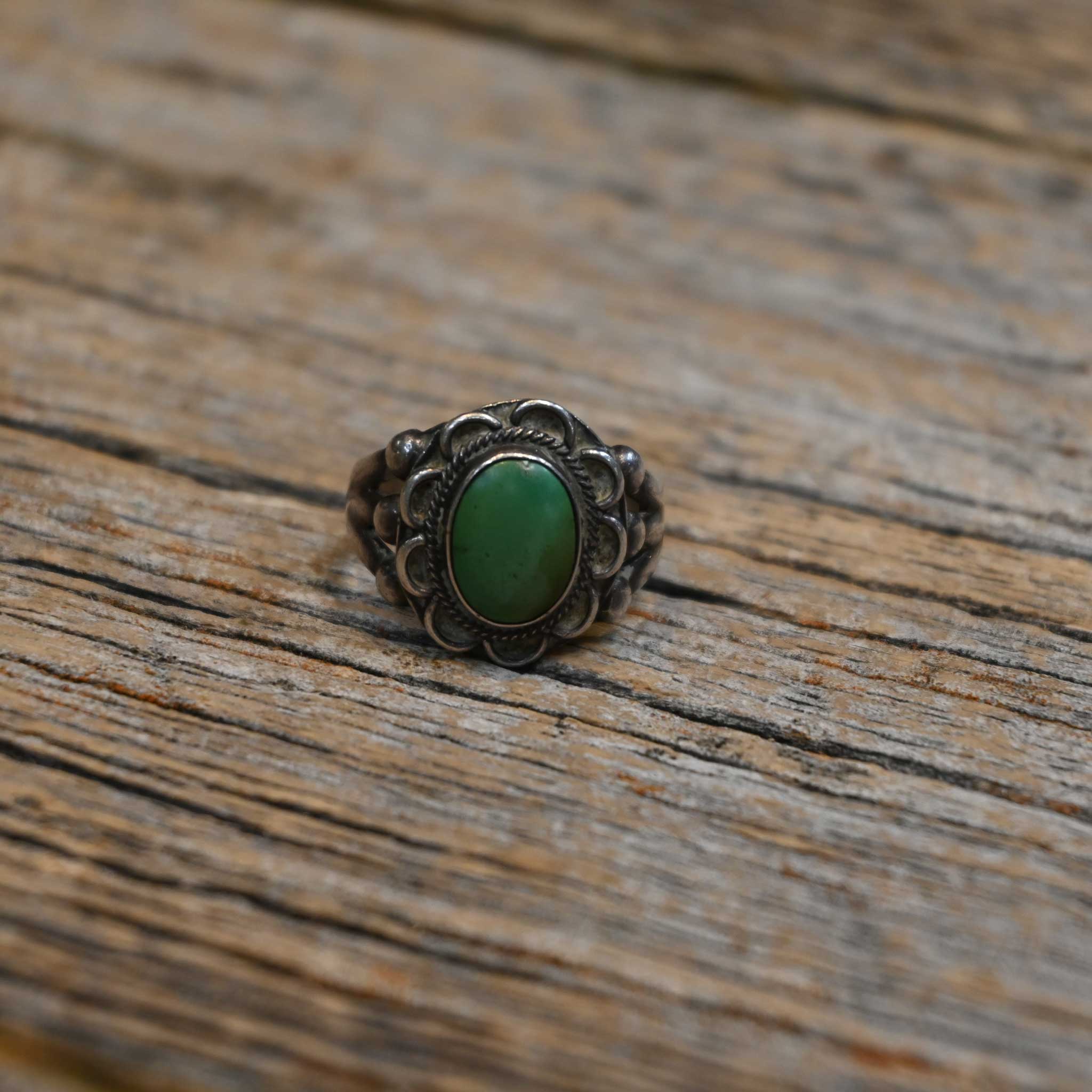 Vintage Size 7 Ring w/Green Stone