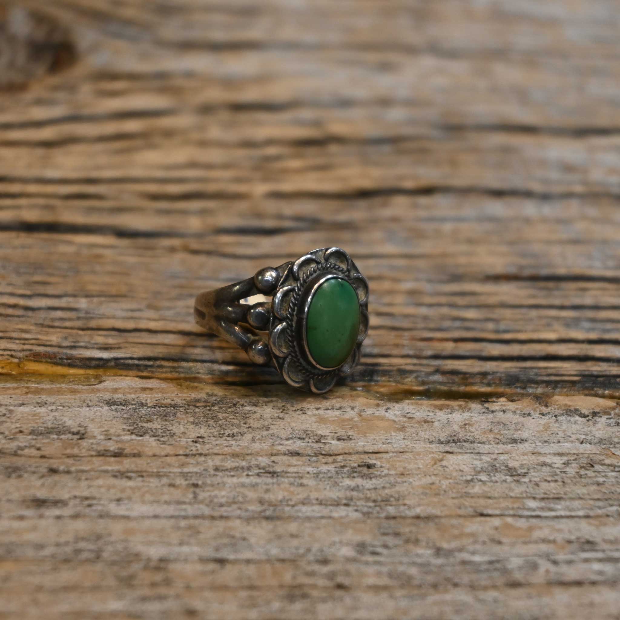 Vintage Size 7 Ring w/Green Stone - Image 2